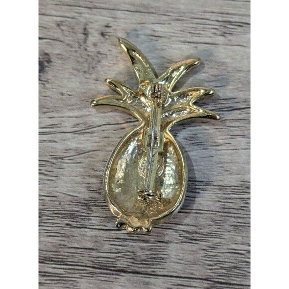 Gold-Tone Green Enamel Pineapple Brooch Pin Friendship Hospitality Tropical - Picture 2 of 4